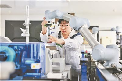 廣東省深圳市科研人員在實驗室調(diào)試智能機器人。視覺中國供圖