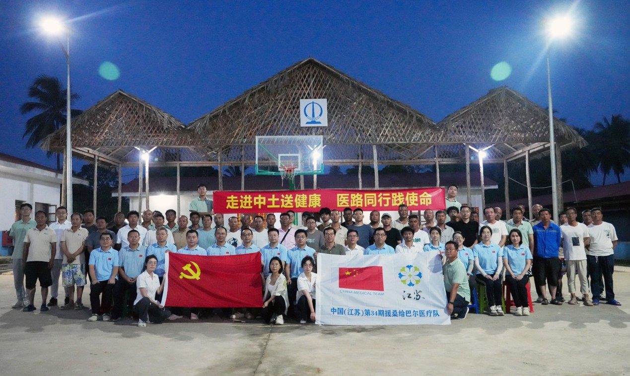 醫(yī)療隊(duì)與中土東非桑島分公司合影。中國土木供圖