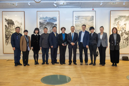 中國駐瑞典大使崔愛民與畫展主辦方人員合影。中國駐瑞典大使館供圖