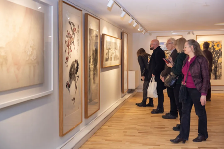 來賓參觀畫展。中國駐瑞典大使館供圖