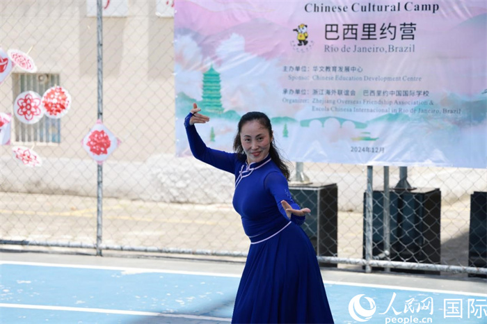 蒙古族舞蹈《熱土》表現(xiàn)出草原兒女的熱情與活力。人民網(wǎng)記者 陳海琪攝