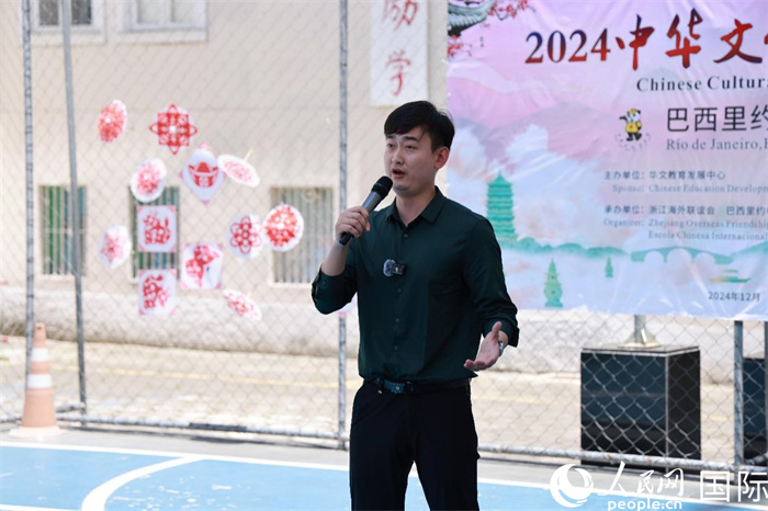 歌曲《故鄉(xiāng)的云》喚起了在外游子對故鄉(xiāng)的懷念。人民網(wǎng)記者 陳海琪攝