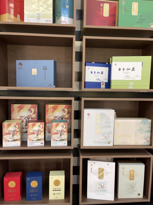 景寧各種茶葉產(chǎn)品。劉軍國攝