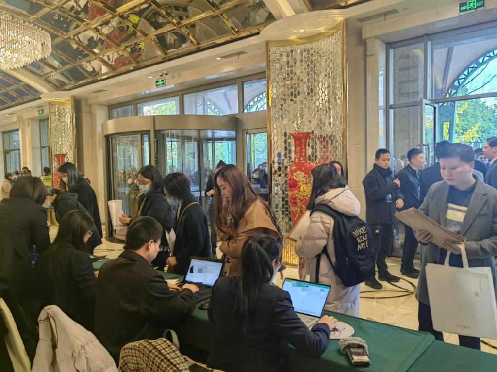 12月12日，第十批國家組織藥品集中帶量采購現(xiàn)場。新華社記者龔雯 攝