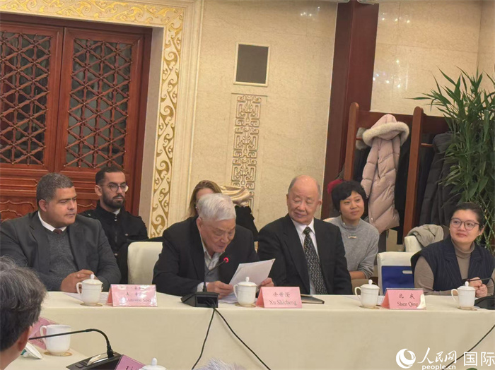 老一輩赴古留學(xué)生代表徐世澄在座談會(huì)上發(fā)言。人民網(wǎng)記者 趙健攝