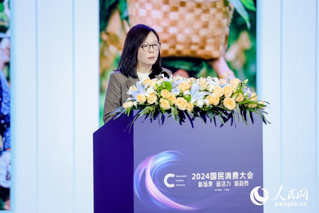 百果園集團(tuán)首席營銷官楊茜在2024國民消費(fèi)大會(huì)現(xiàn)場進(jìn)行分享。