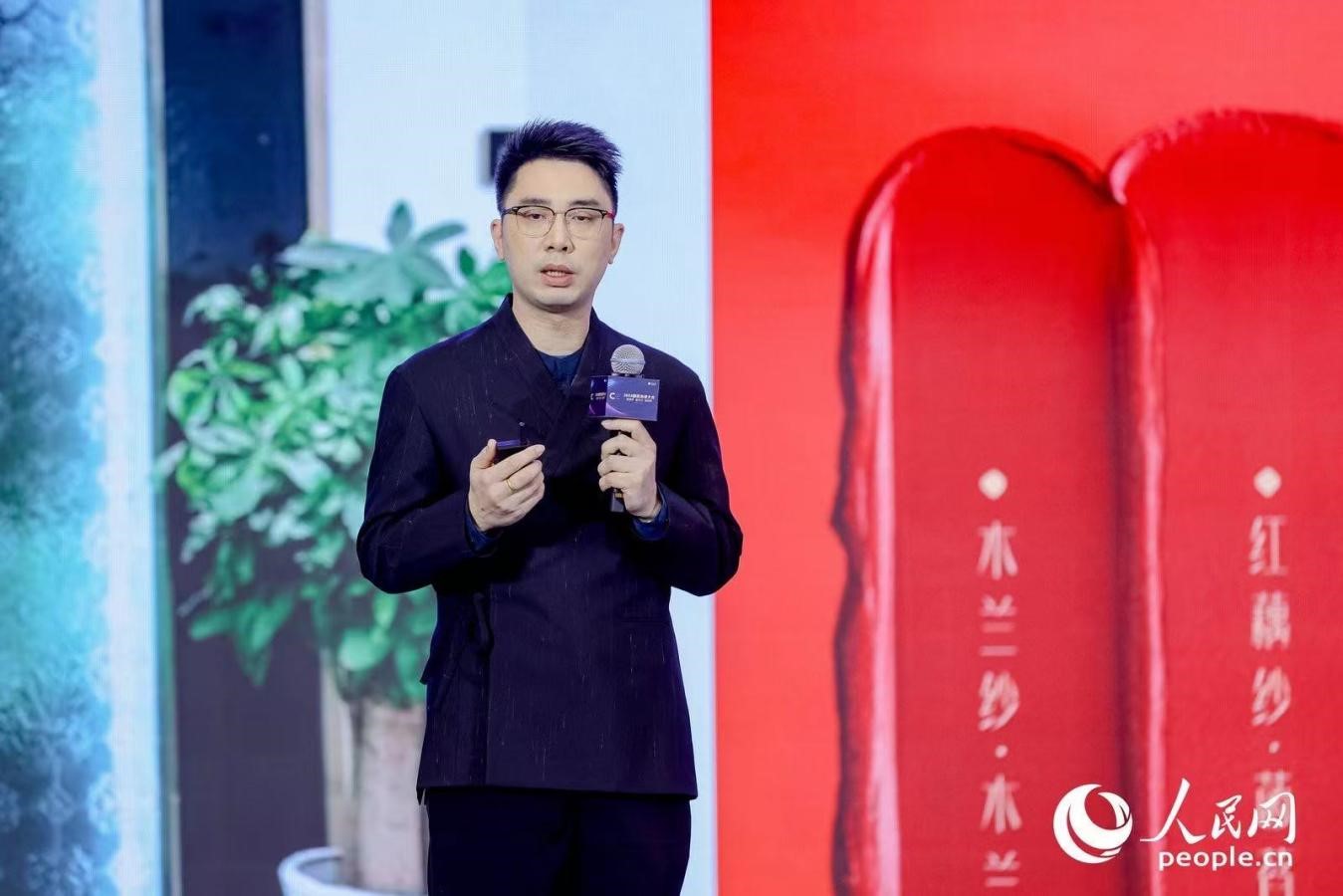 花西子聯(lián)合創(chuàng)始人任剛睿在2024國民消費大會現(xiàn)場進行分享。