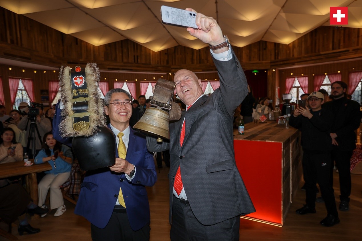 瑞士駐華大使白瑞誼與北京市西城區(qū)委副書記、代區(qū)長郅海杰搖響瑞士牛鈴，共同為小木屋揭幕。瑞士駐華大使館供圖