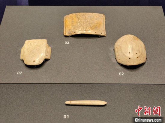 12月14日，“文明先鋒—凌家灘文化玉器展”在故宮博物院文華殿開幕。圖為展覽現(xiàn)場的玉龜、玉版和玉簽。 中新社記者 應妮 攝