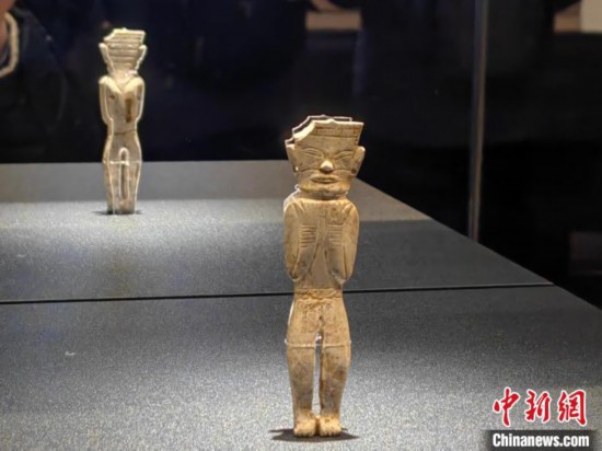 12月14日，“文明先鋒—凌家灘文化玉器展”在故宮博物院文華殿開幕。圖為展覽現(xiàn)場的立姿玉人。 中新社記者 應妮 攝