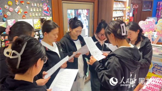 工會組織企業(yè)職工開展技能培訓(xùn)活動。人民網(wǎng)記者 張哲鑫攝