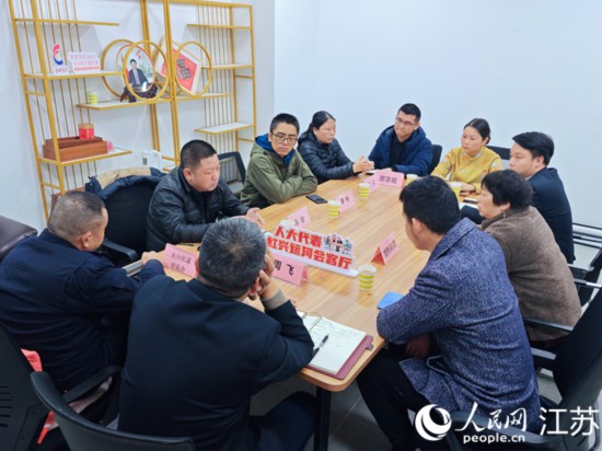 “紅興會客廳”，一場助企紓困協(xié)調會正在進行。人民網 徐晨曦攝