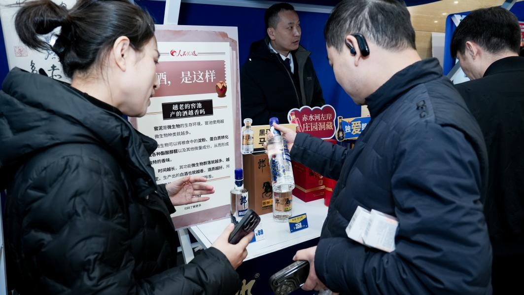 白酒展位負(fù)責(zé)人在為嘉賓介紹。張新攝
