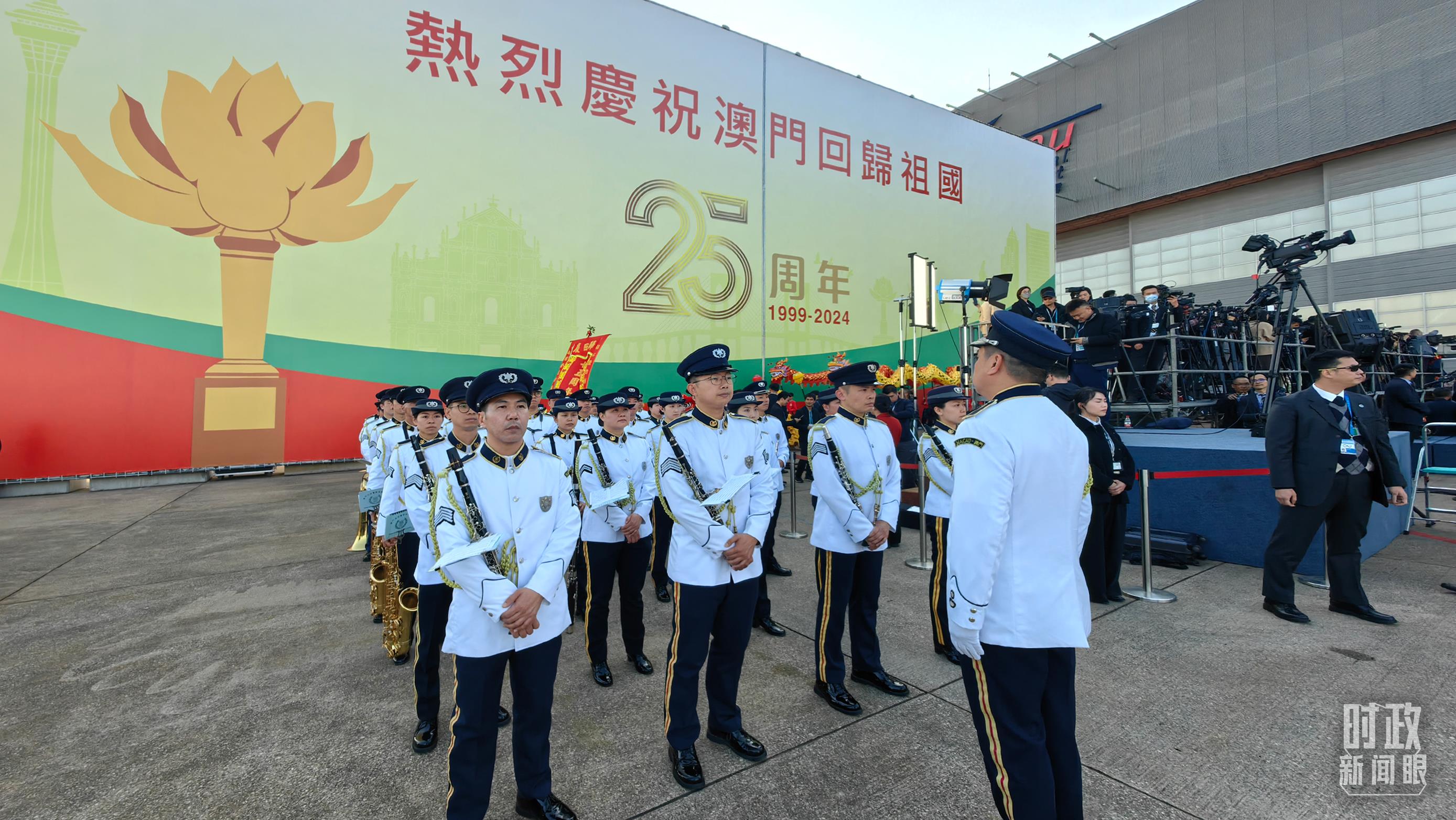 △澳門警察樂隊(duì)靜候習(xí)主席到來。（總臺(tái)央視記者段德文拍攝）