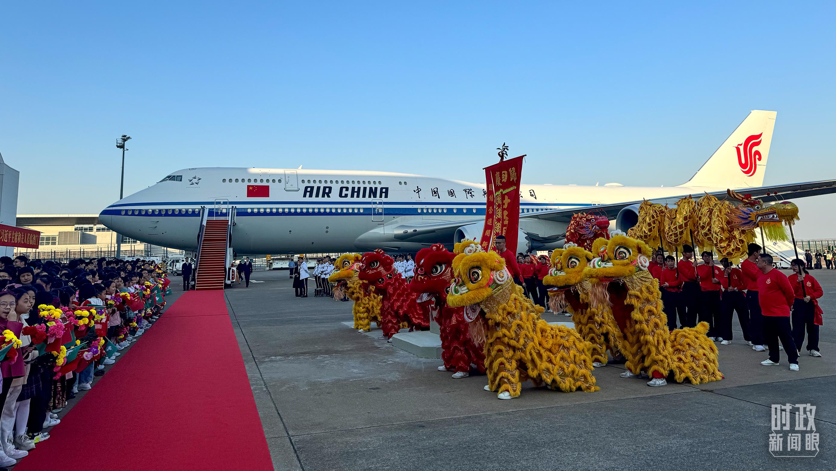 △機(jī)場(chǎng)歡迎人群靜候習(xí)主席。（總臺(tái)央視記者李增仁拍攝）