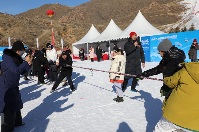 雪地拔河活動。內(nèi)蒙古自治區(qū)殘疾人聯(lián)合會供圖