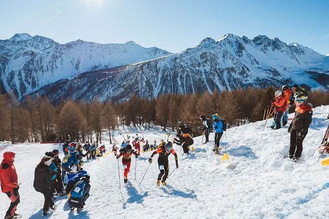 中國隊布魯爾（4號）在比賽中保持領(lǐng)先。中國滑雪登山隊供圖