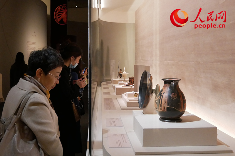 11月13日，觀眾正在國博參觀“美的多元——古希臘的藝術(shù)與生活”展。人民網(wǎng)記者 韋衍行攝