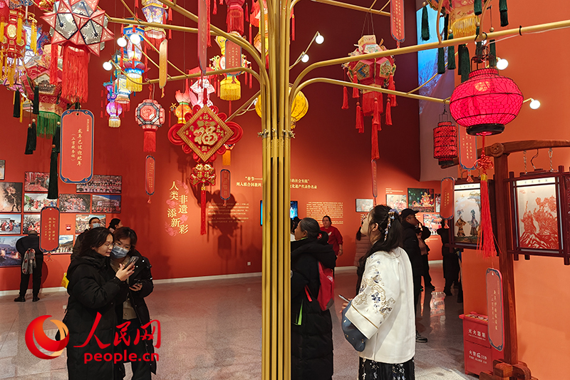 12月21日，觀眾正在參觀“過年——春節(jié)主題展”。人民網(wǎng)記者 韋衍行攝