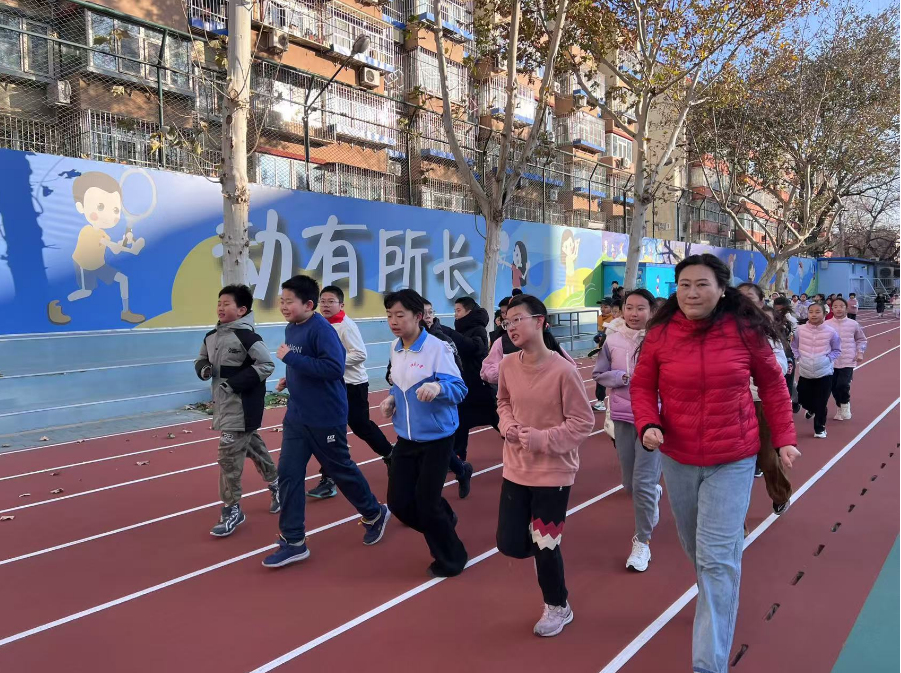 學(xué)生們在班主任陪同下跑步。人民網(wǎng) 白炅攝
