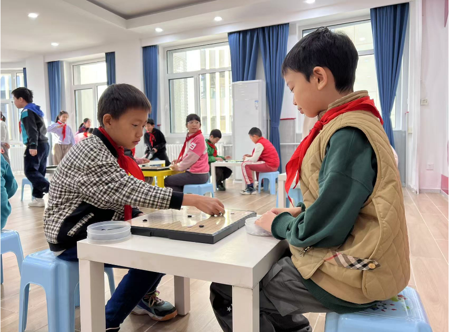 學(xué)生們在少先隊(duì)大廳下圍棋。人民網(wǎng) 白炅攝