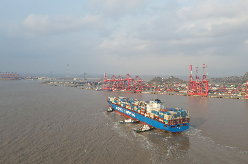 “新上海”輪抵達(dá)洋山港，這是自秘魯錢(qián)凱港開(kāi)港后首個(gè)“錢(qián)凱—上?！闭胶酱危?024年12月18日攝，無(wú)人機(jī)照片）。新華社記者 方喆 攝