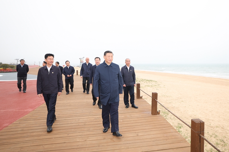 2024年5月22日，習近平總書記在山東日照陽光海岸綠道考察。