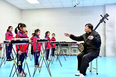圖為12月30日，在惠民縣胡集鎮(zhèn)第一小學，老師指導(dǎo)學生學習西河大鼓。新華社記者 郭緒雷攝