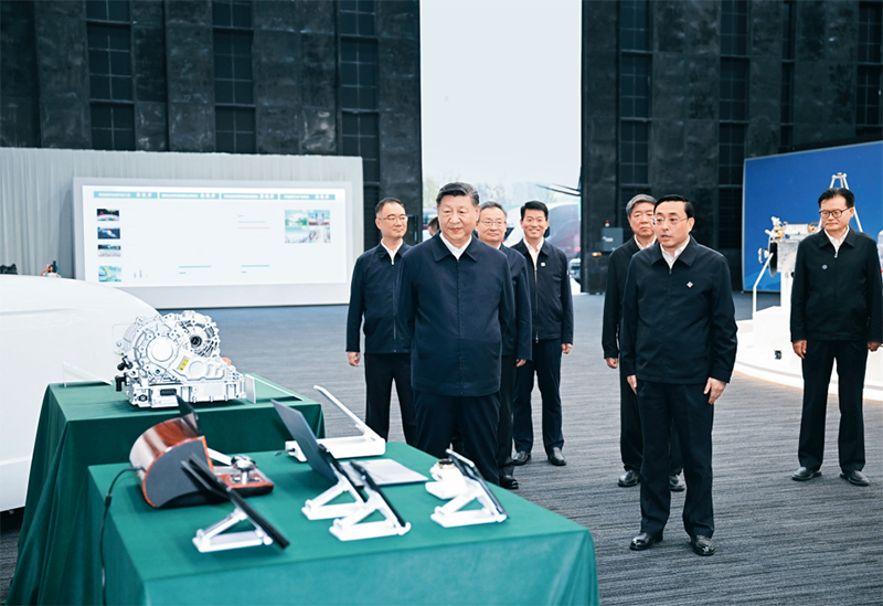 2024年10月17日至18日，中共中央總書記、國家主席、中央軍委主席習(xí)近平在安徽考察。這是17日下午，習(xí)近平在合肥濱湖科學(xué)城察看安徽省重大科技創(chuàng)新成果集中展示。 新華社記者 謝環(huán)馳/攝