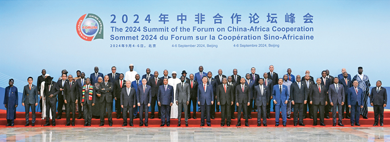 2024年9月5日上午，國家主席習(xí)近平在北京人民大會堂出席中非合作論壇北京峰會開幕式并發(fā)表主旨講話。這是開幕式前，習(xí)近平同出席峰會的外方領(lǐng)導(dǎo)人集體合影。 新華社記者 饒愛民/攝