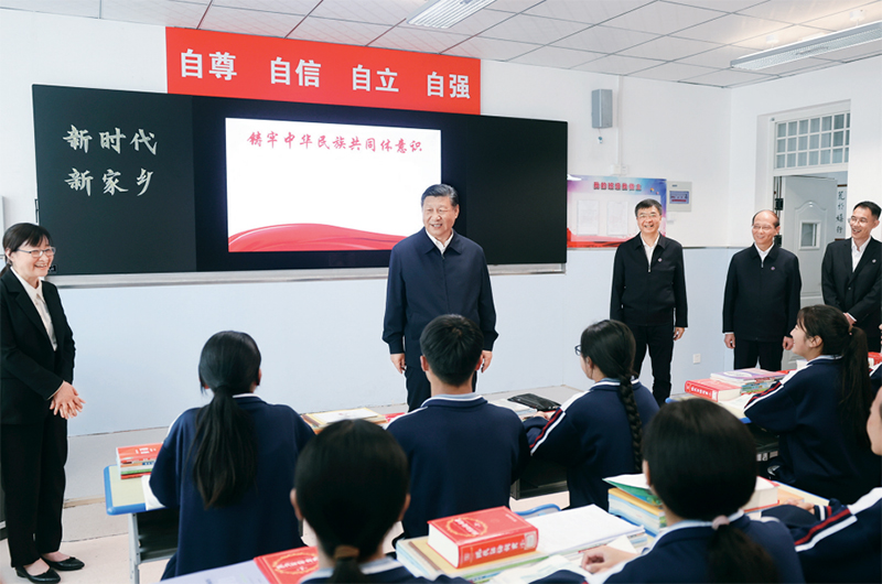 2024年6月18日至19日，中共中央總書記、國家主席、中央軍委主席習(xí)近平在青?？疾臁＿@是18日下午，習(xí)近平在果洛西寧民族中學(xué)高一（1）班觀摩“新時代、新家鄉(xiāng)”主題思政課。 新華社記者 鞠鵬/攝