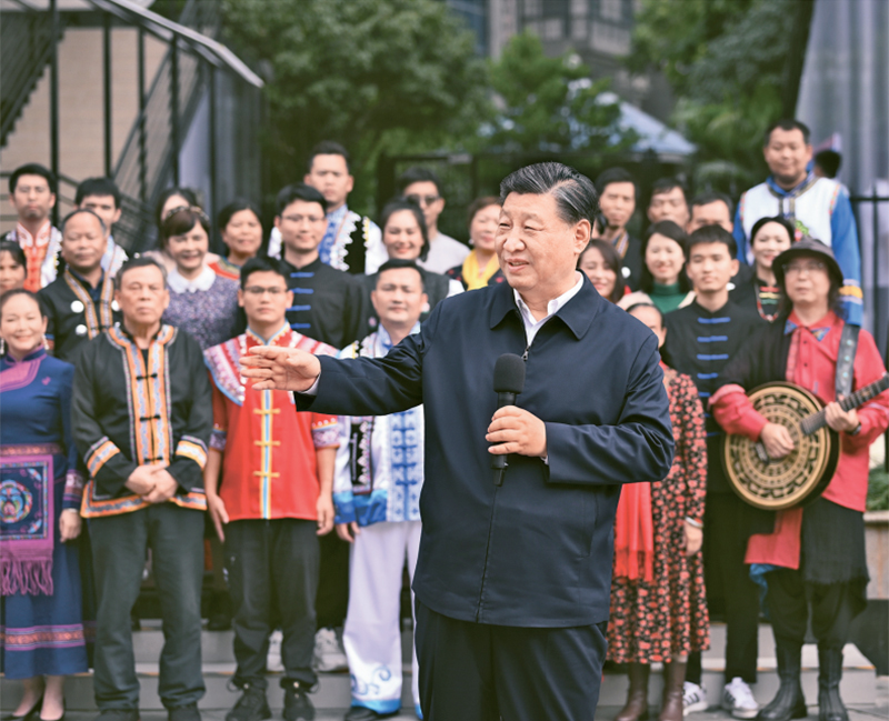2023年12月14日至15日，中共中央總書記、國家主席、中央軍委主席習(xí)近平在廣西考察。這是14日上午，習(xí)近平在南寧市良慶區(qū)蟠龍社區(qū)考察時，同社區(qū)各族群眾親切交流。 新華社記者 燕雁/攝