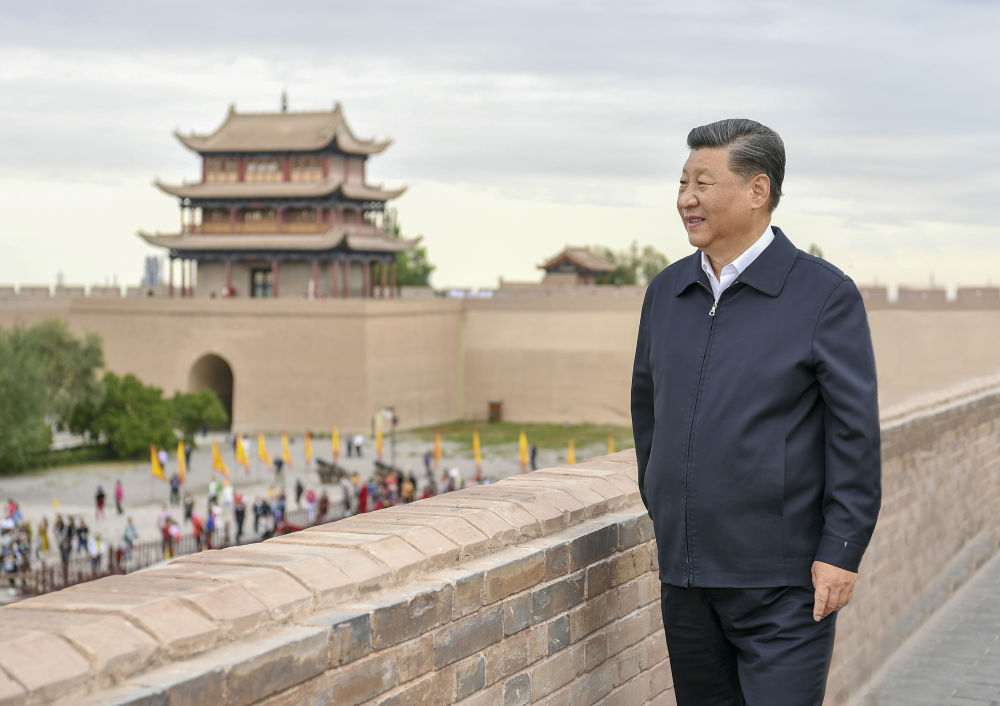 2019年8月20日上午，習(xí)近平總書記來到嘉峪關(guān)關(guān)城，登上城樓察看關(guān)城整體面貌，聽取河西走廊長城、關(guān)隘歷史文化情況介紹。新華社記者 謝環(huán)馳 攝