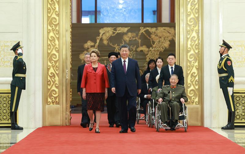 △2024年9月29日，中華人民共和國國家勛章和國家榮譽稱號頒授儀式在北京人民大會堂金色大廳隆重舉行。習(xí)近平總書記同國家勛章和國家榮譽稱號獲得者一同步入會場。