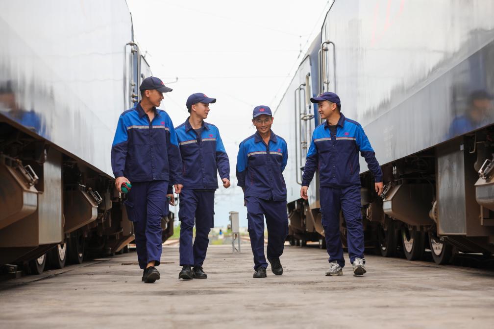 2024年9月9日，來(lái)自中國(guó)、老撾的師徒4人在中老鐵路萬(wàn)象運(yùn)營(yíng)管理中心的機(jī)車檢修庫(kù)內(nèi)。新華社發(fā)（楊永全攝）