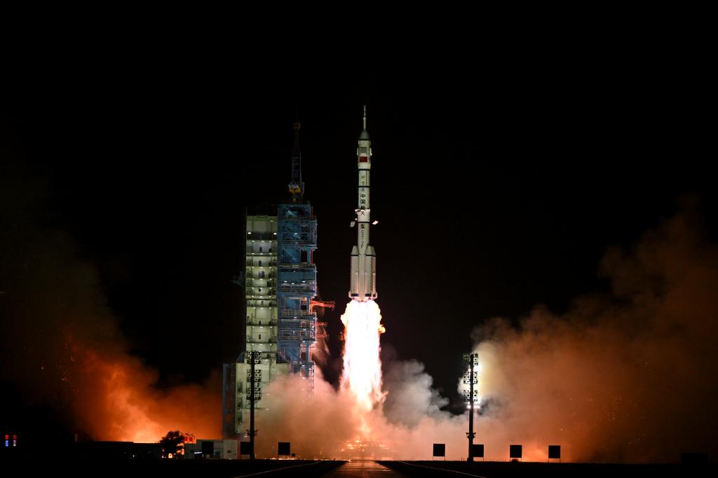 2024年10月30日，搭載神舟十九號(hào)載人飛船的長(zhǎng)征二號(hào)F遙十九運(yùn)載火箭在酒泉衛(wèi)星發(fā)射中心點(diǎn)火發(fā)射。新華社記者李鑫攝