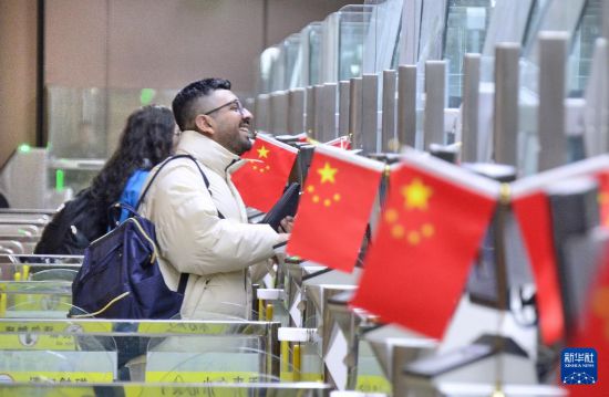 1月2日，國外旅客通過大興機(jī)場邊檢站入境。新華社記者 李欣 攝