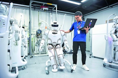 廣東深圳，一家公司的工作人員對人形機器人進行測試。新華社發(fā)