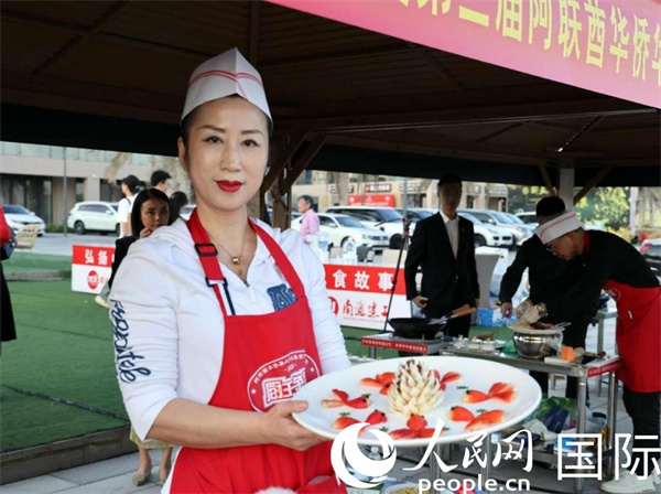 一名參賽選手展示冷盤(pán)“荷塘月色”。人民網(wǎng)記者 管克江攝