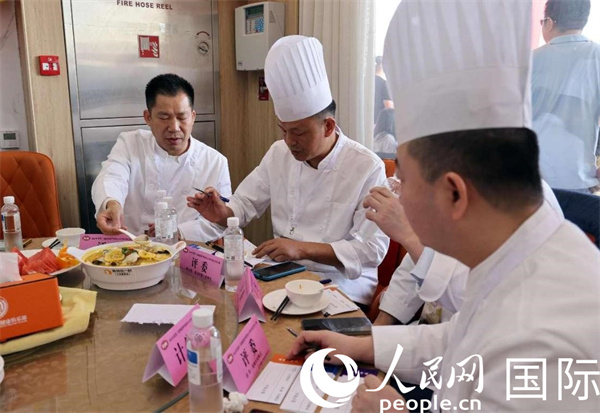 評(píng)委正在品嘗菜品并打分。人民網(wǎng)記者 管克江攝