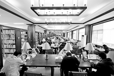 重慶大學圖書館，大學生們正在讀書學習。孫凱芳攝/光明圖片