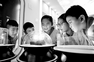 江西省南昌市青云客航天科創(chuàng)空間青少年科普館，孩子們在觀察光壓傳動試驗。鮑贛生攝/光明圖片