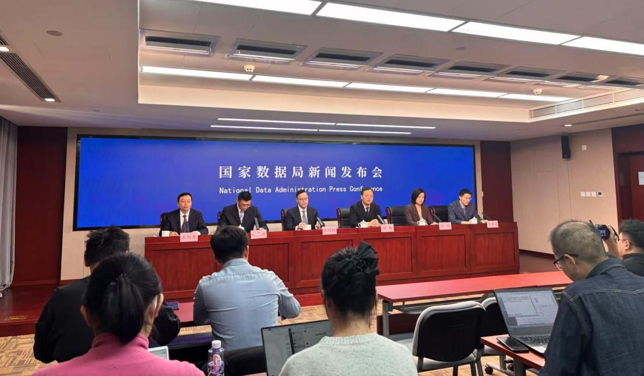 國家數(shù)據(jù)局舉辦關(guān)于加快推進國家數(shù)據(jù)基礎(chǔ)設(shè)施建設(shè)專題新聞發(fā)布會。人民網(wǎng)記者 許維娜攝
