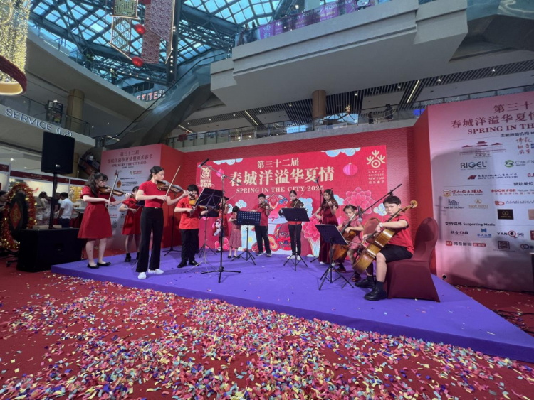 來自中國和新加坡的藝術團體聯(lián)袂表演了歌舞、器樂、武術、雜技等多種形式的文藝節(jié)目?；顒又鬓k方供圖