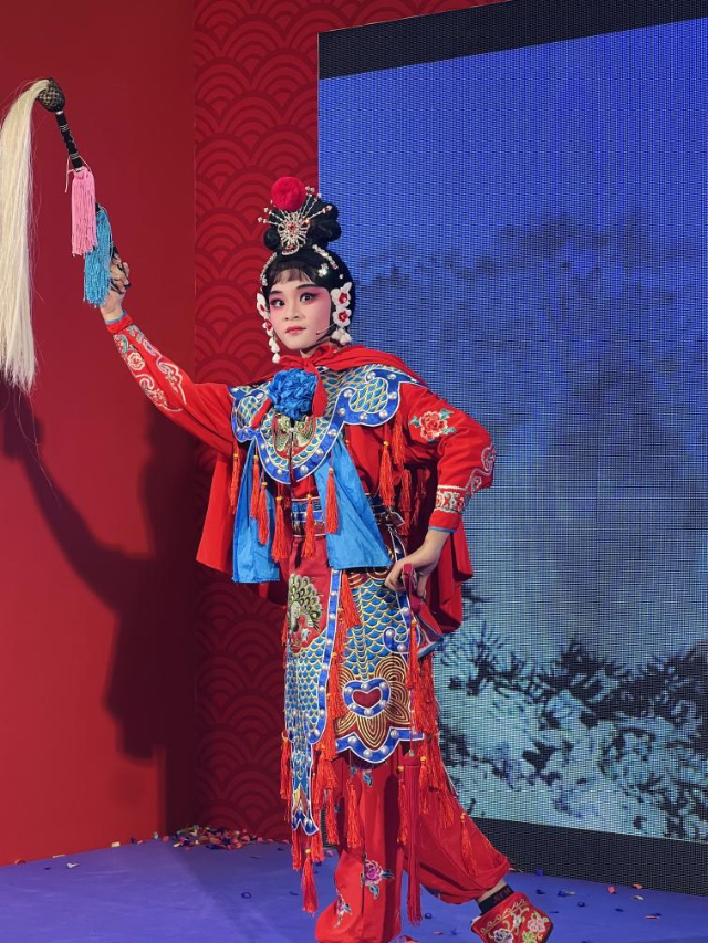 來自中國和新加坡的藝術團體聯(lián)袂表演了歌舞、器樂、武術、雜技等多種形式的文藝節(jié)目?；顒又鬓k方供圖