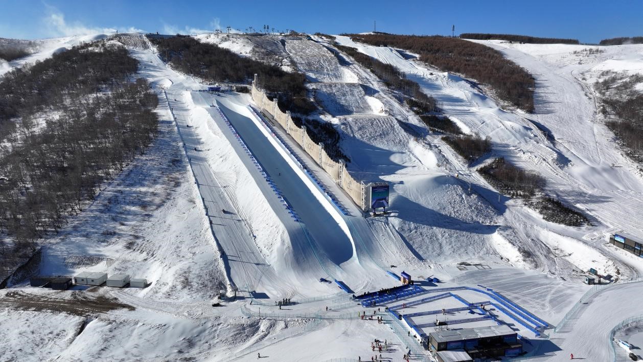 2024-2025賽季國(guó)際雪聯(lián)自由式滑雪和單板滑雪U型場(chǎng)地技巧世界杯比賽場(chǎng)地。人民網(wǎng)記者 李兆民攝