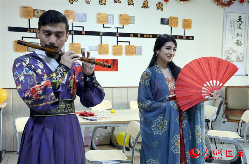 薩拉赫丁大學(xué)中文系學(xué)生們展示才藝。人民網(wǎng)伊納斯·易卜拉欣攝