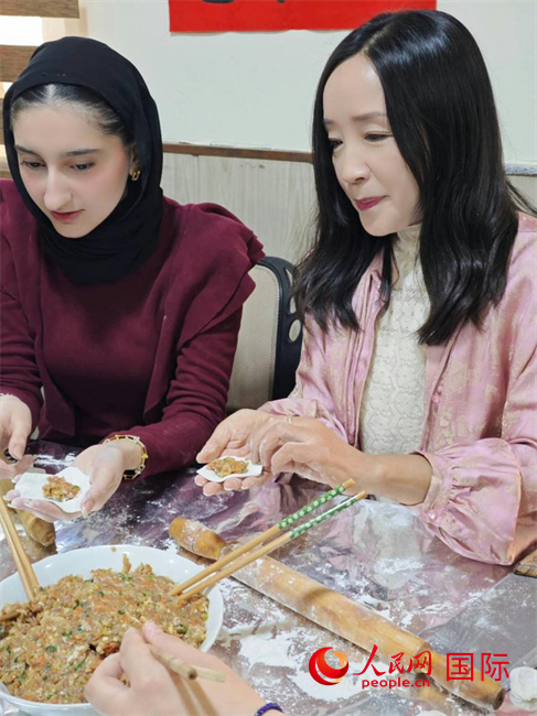 學(xué)包餃子。人民網(wǎng)伊納斯·易卜拉欣攝