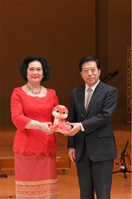 中國(guó)駐泰國(guó)大使韓志強(qiáng)與國(guó)際奧委會(huì)委員、泰國(guó)愛(ài)樂(lè)樂(lè)團(tuán)董事會(huì)主席坤仁帕塔瑪共同出席音樂(lè)會(huì)。主辦方供圖