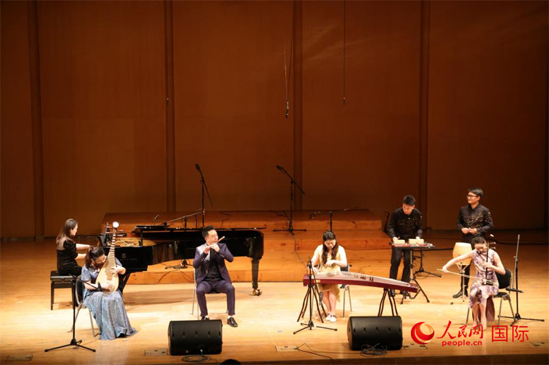 來(lái)自云南藝術(shù)學(xué)院的音樂(lè)家在演奏《金蛇狂舞》。人民網(wǎng)記者 楊一攝